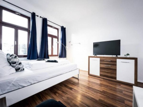 • Central 3 Bedroom Apt. close to the Arena and Stadium *up to 8 people*
